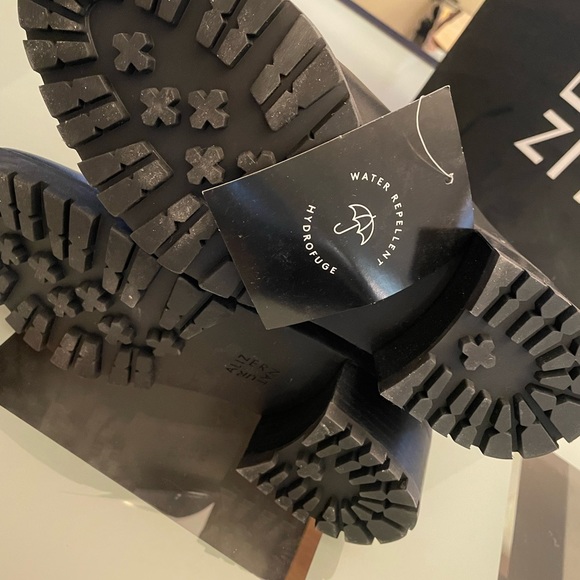 NEW In box worn Naturalizer black leather water repellent, chill proof boot - Picture 3 of 4